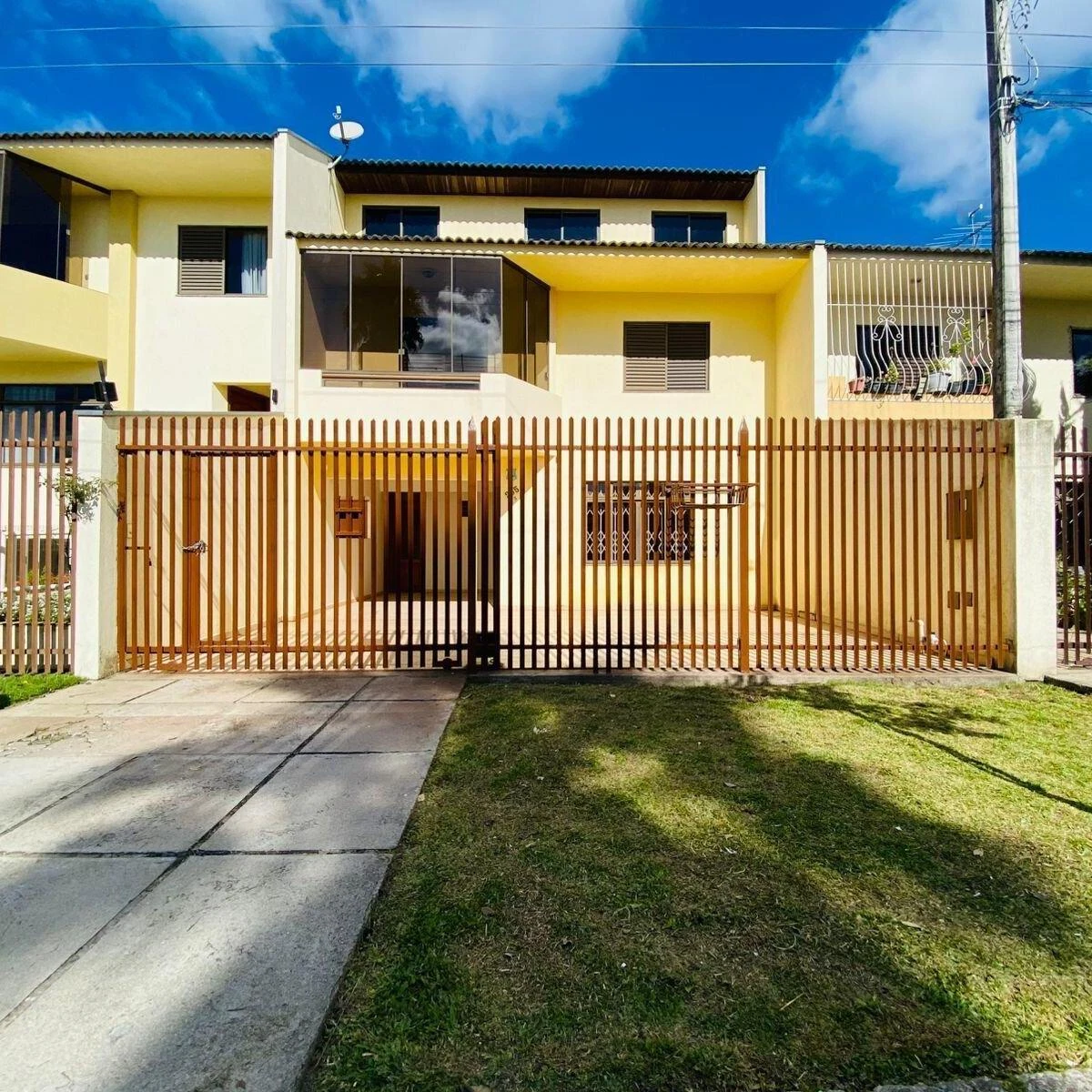 3-bedroom house with a glass-enclosed balcony in Curitiba — photo 4