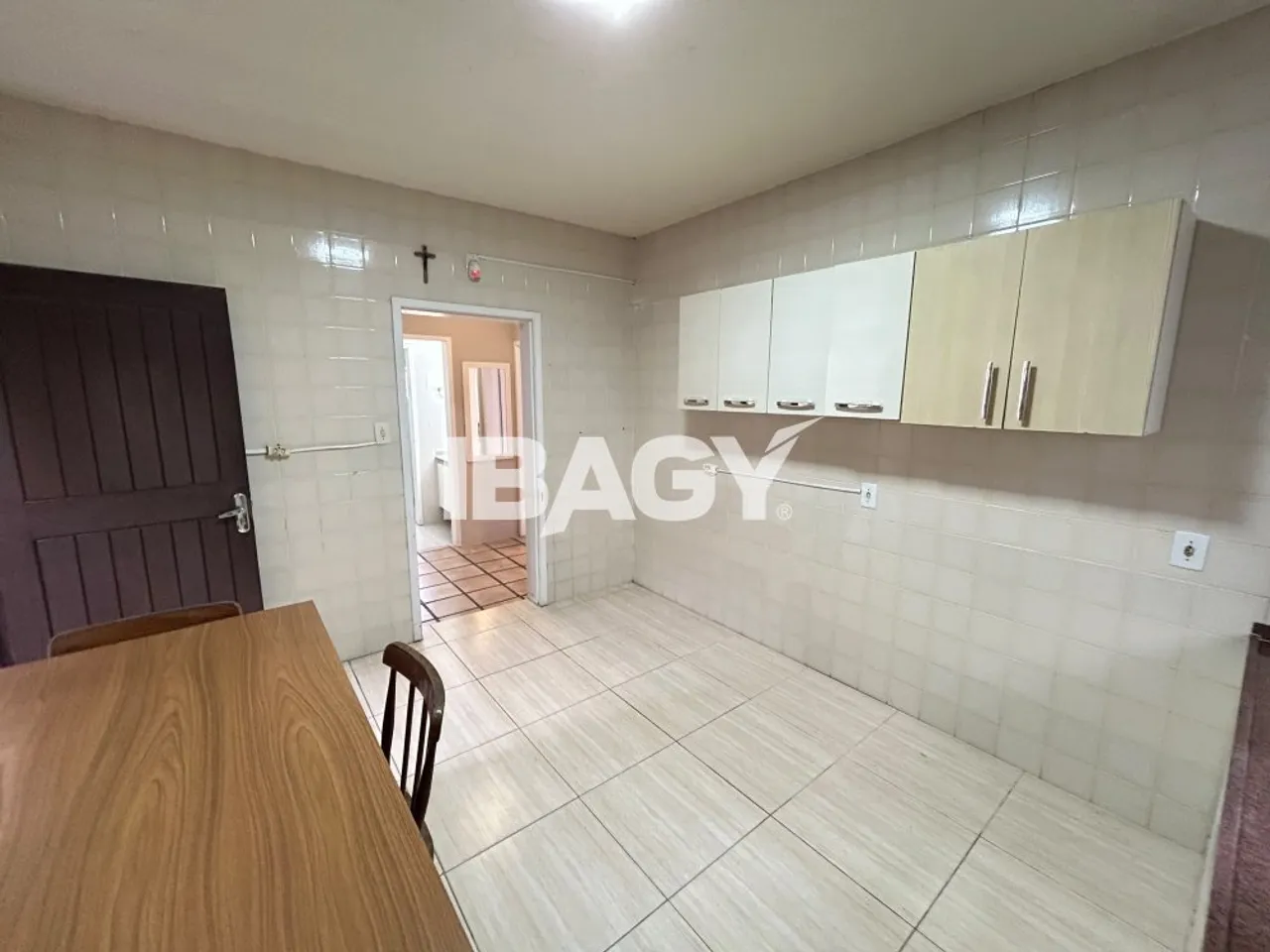 Casa amueblada con cocina cerrada y zona de lavandería — photo 12