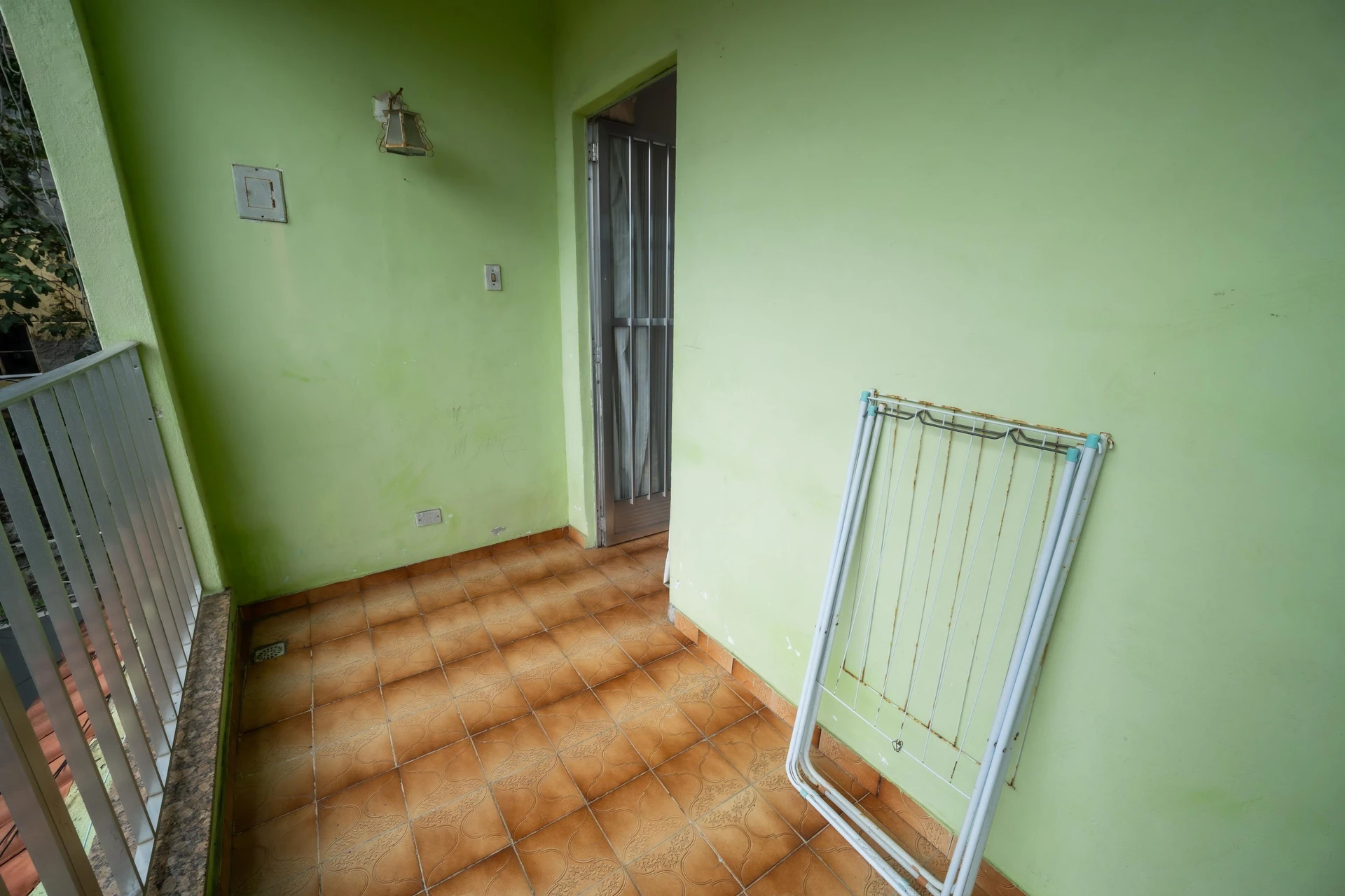 Unfurnished house with 2 bedrooms, yard and balcony — photo 14