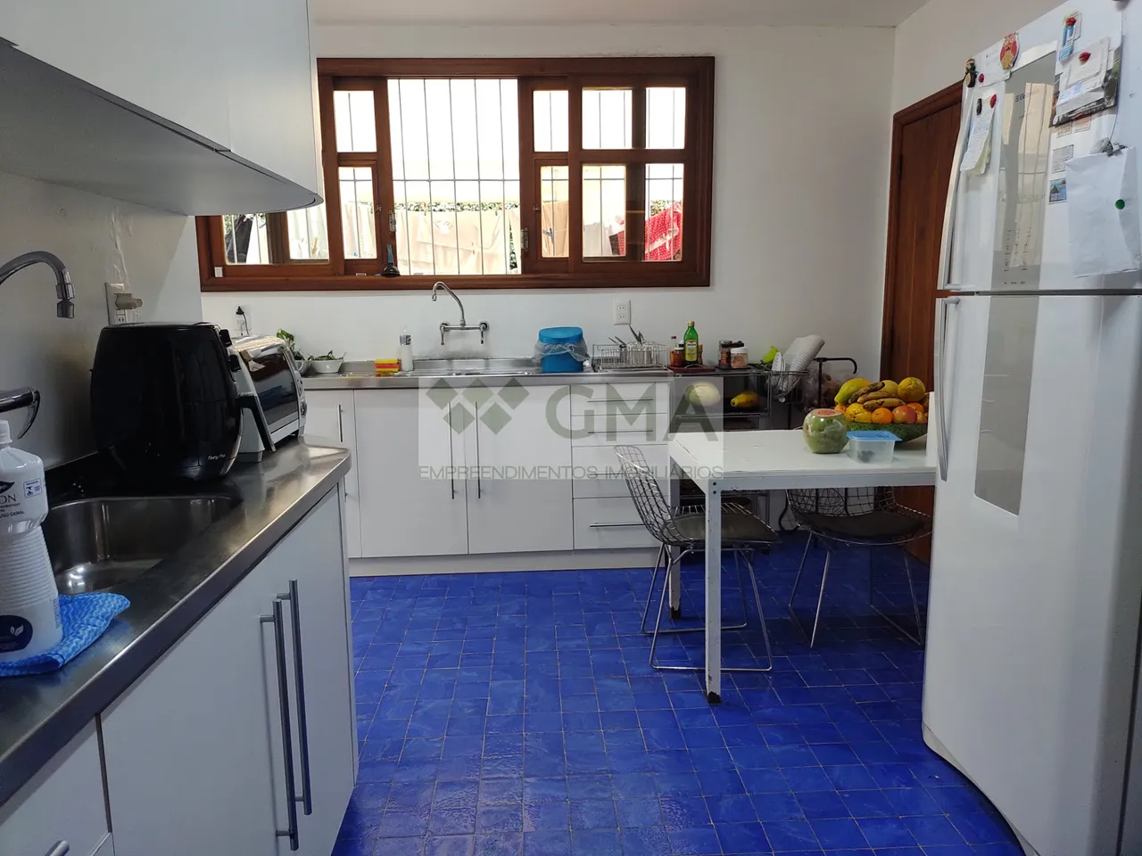 Casa com 5 quartos e fogão a gás na cozinha fechada — photo 7