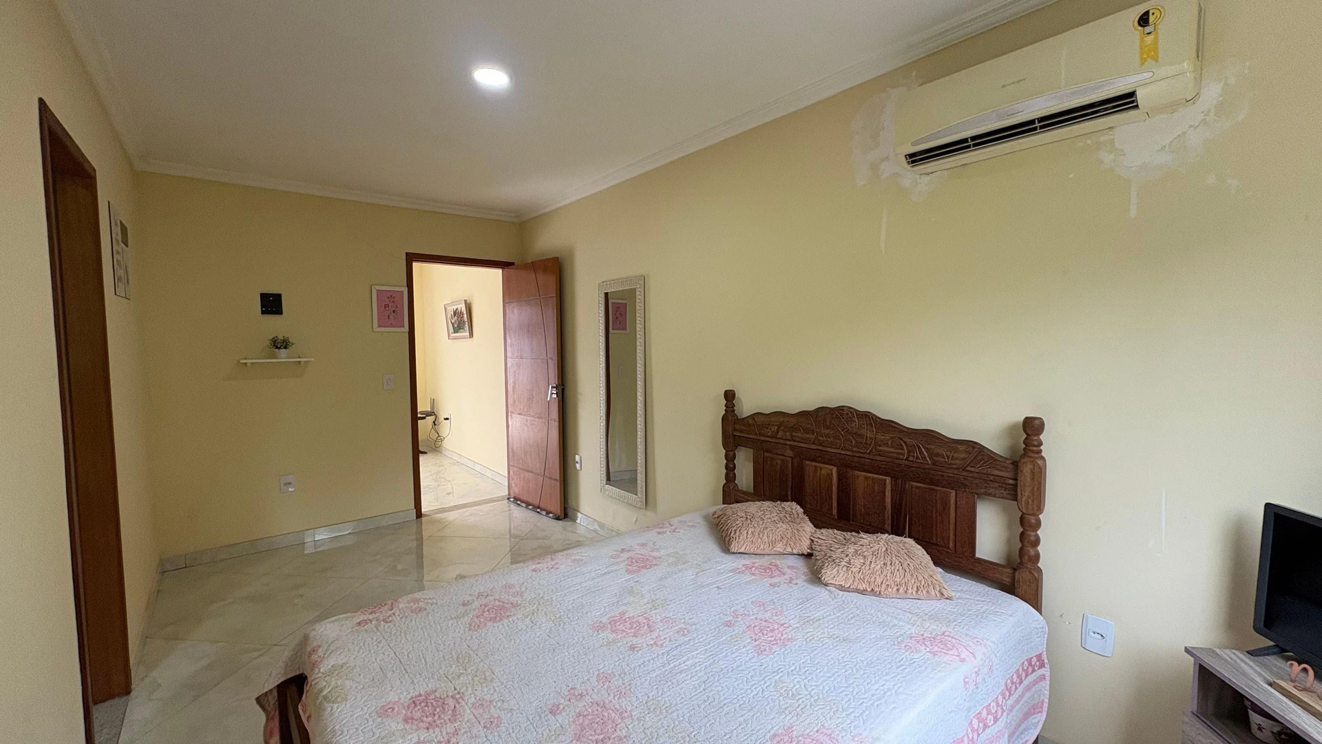 4-bedroom house with a glass-enclosed balcony — photo 14