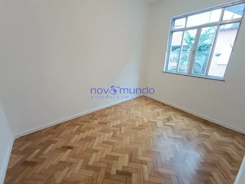 Apartamento de 3 quartos com piso de madeira ou laminado — photo 19