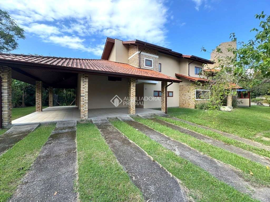 House with 4 bedrooms and 4 parking spaces; 600 m² — photo 2