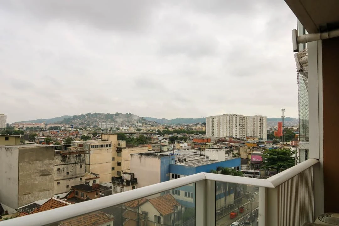 Balcony with a grill in a 2-bedroom apartment, 60 m² — photo 7