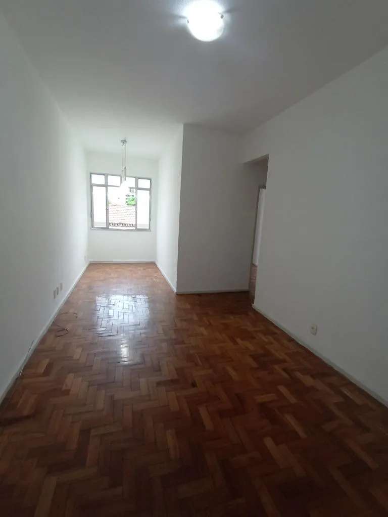 Wood or laminate floors in a one-bedroom apartment, 62 m²