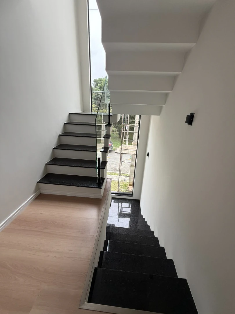 Floor-to-ceiling windows in a 3-bedroom house, 170 m² — photo 17