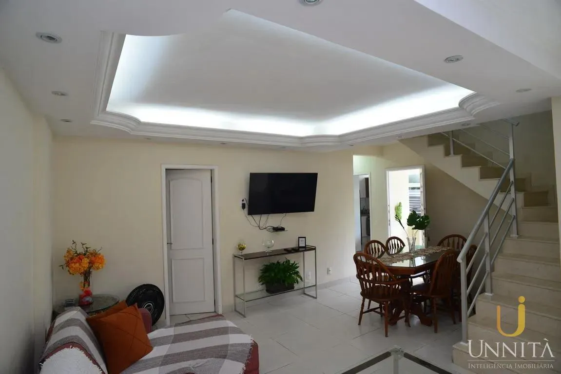 Floor-to-ceiling windows in a 6-bedroom house, 260 m²