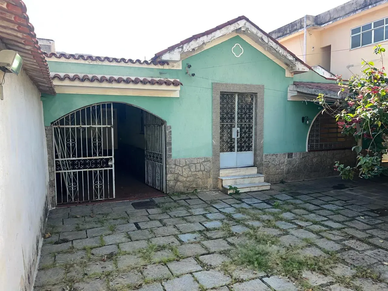 Casa com 4 quartos e cozinha fechada com armários — photo 10