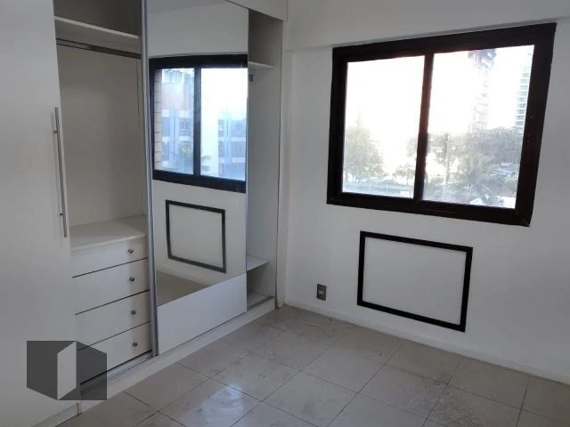 Glass-enclosed balcony in a 4-bedroom apartment, 143 m² — photo 24