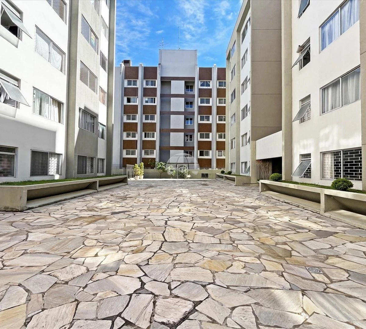 2-bedroom apartment with wood or laminate floors in Curitiba — photo 18