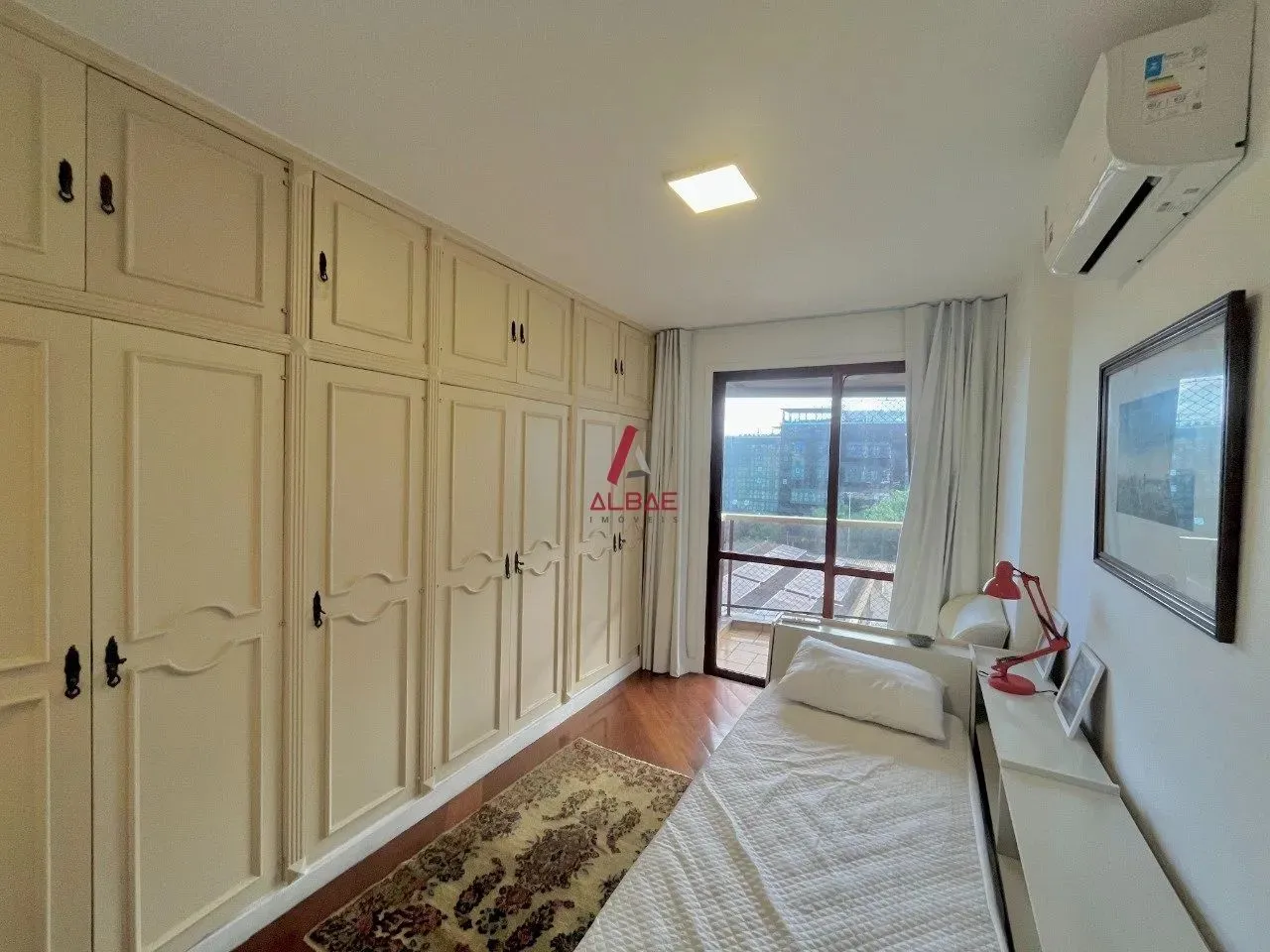 3-bedroom apartment with a balcony and 4 bathrooms — photo 18