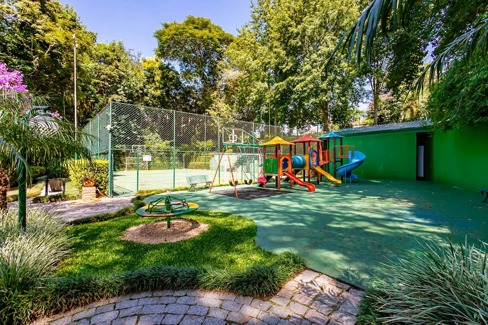 Rental house with 4 bedrooms and 5 bathrooms across 550 m² — photo 57
