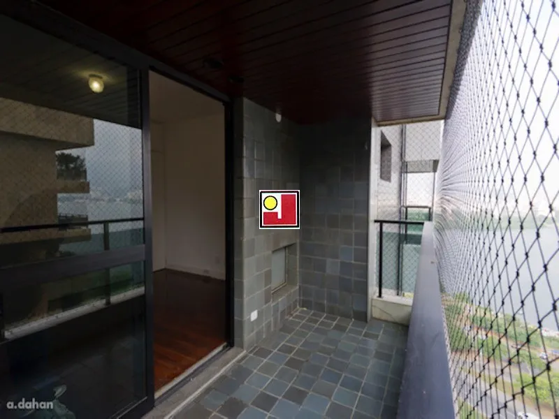 4-bedroom apartment with a glass-enclosed balcony — photo 26