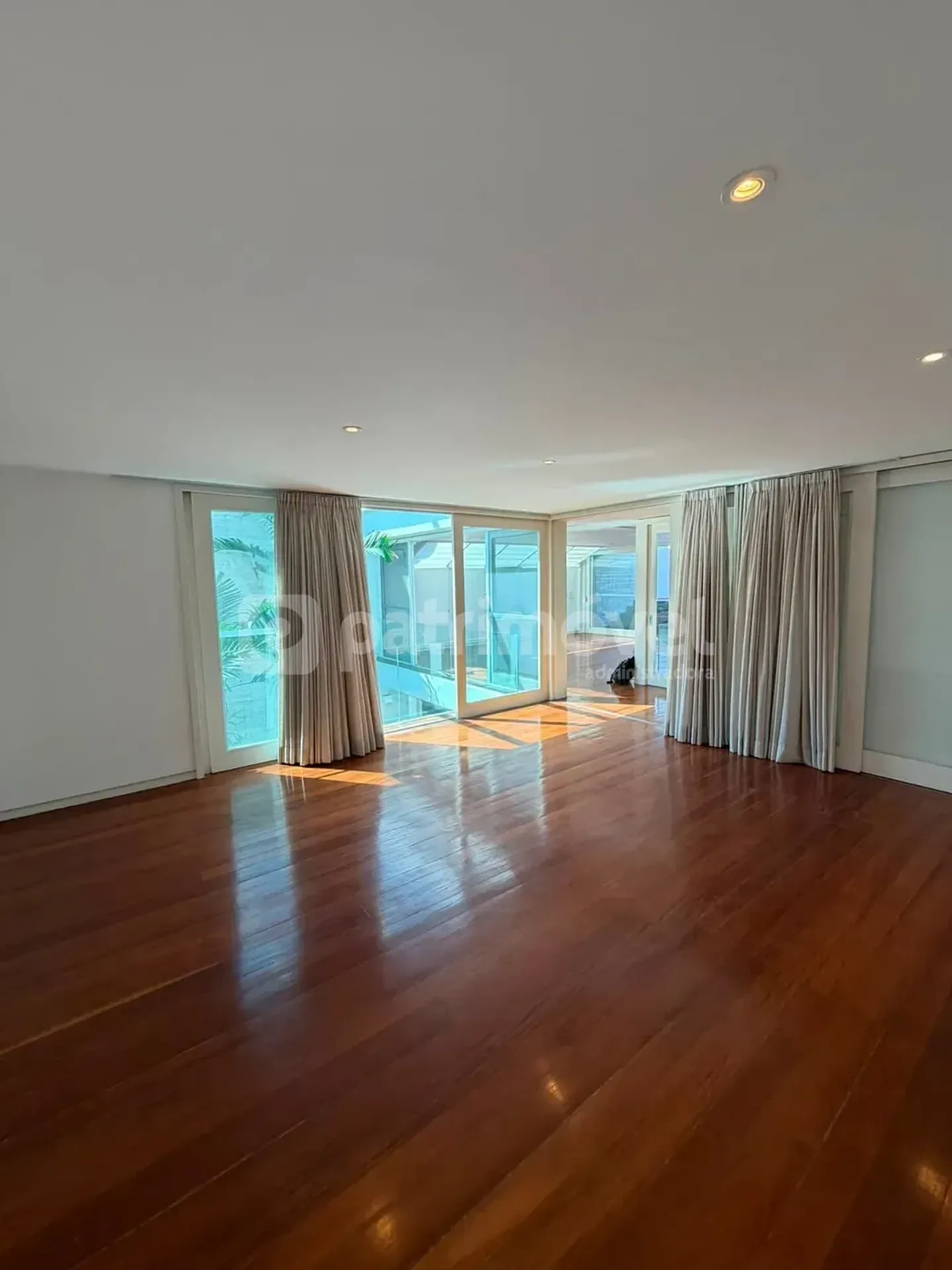4-bedroom house with floor-to-ceiling windows — photo 59