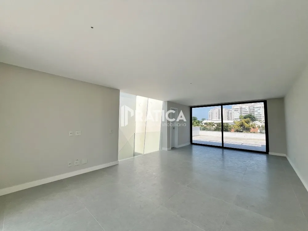 Casa padrão sem mobília com 4 quartos e 5 banheiros — photo 21