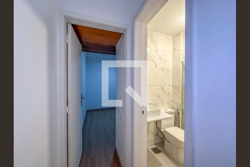 Apartamento de 2 quartos com piso de madeira ou laminado — photo 16