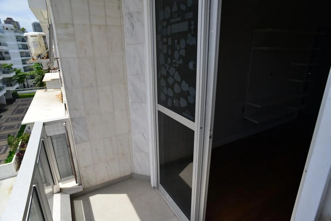 3-bedroom apartment in a building with a gym — photo 36