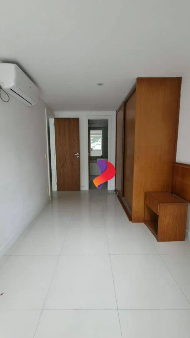 Apartment with enclosed balcony and 4 bedrooms — photo 16