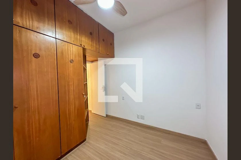 Apartamento de 2 quartos com piso de madeira ou laminado — photo 10