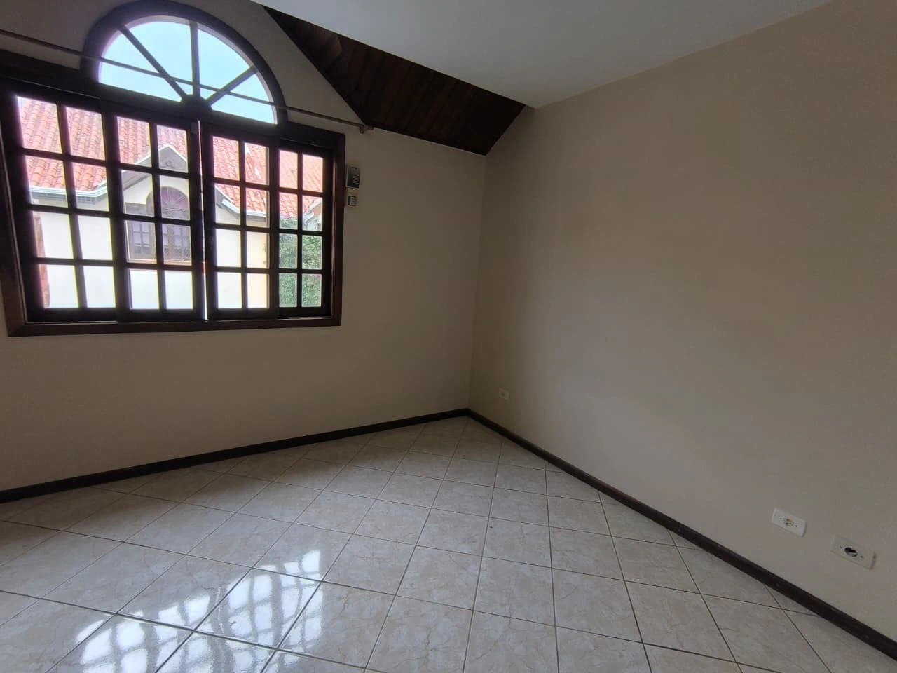 3-bedroom house with a walk-in closet in Curitiba — photo 17