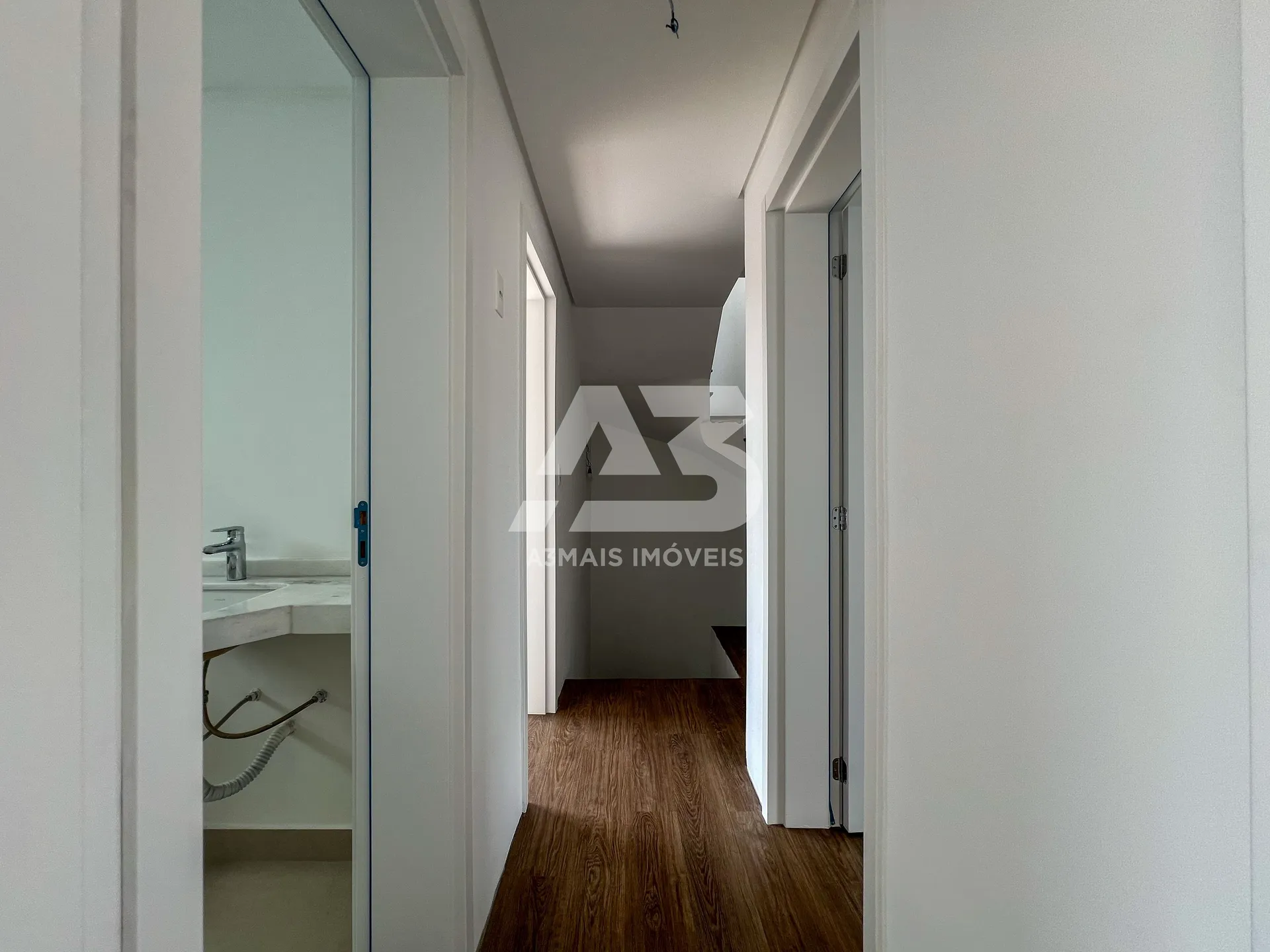 Glass-enclosed balcony in a 3-bedroom house, 137 m² — photo 3