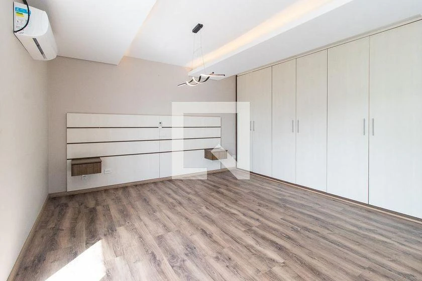 3-bedroom house with a glass-enclosed balcony — photo 6
