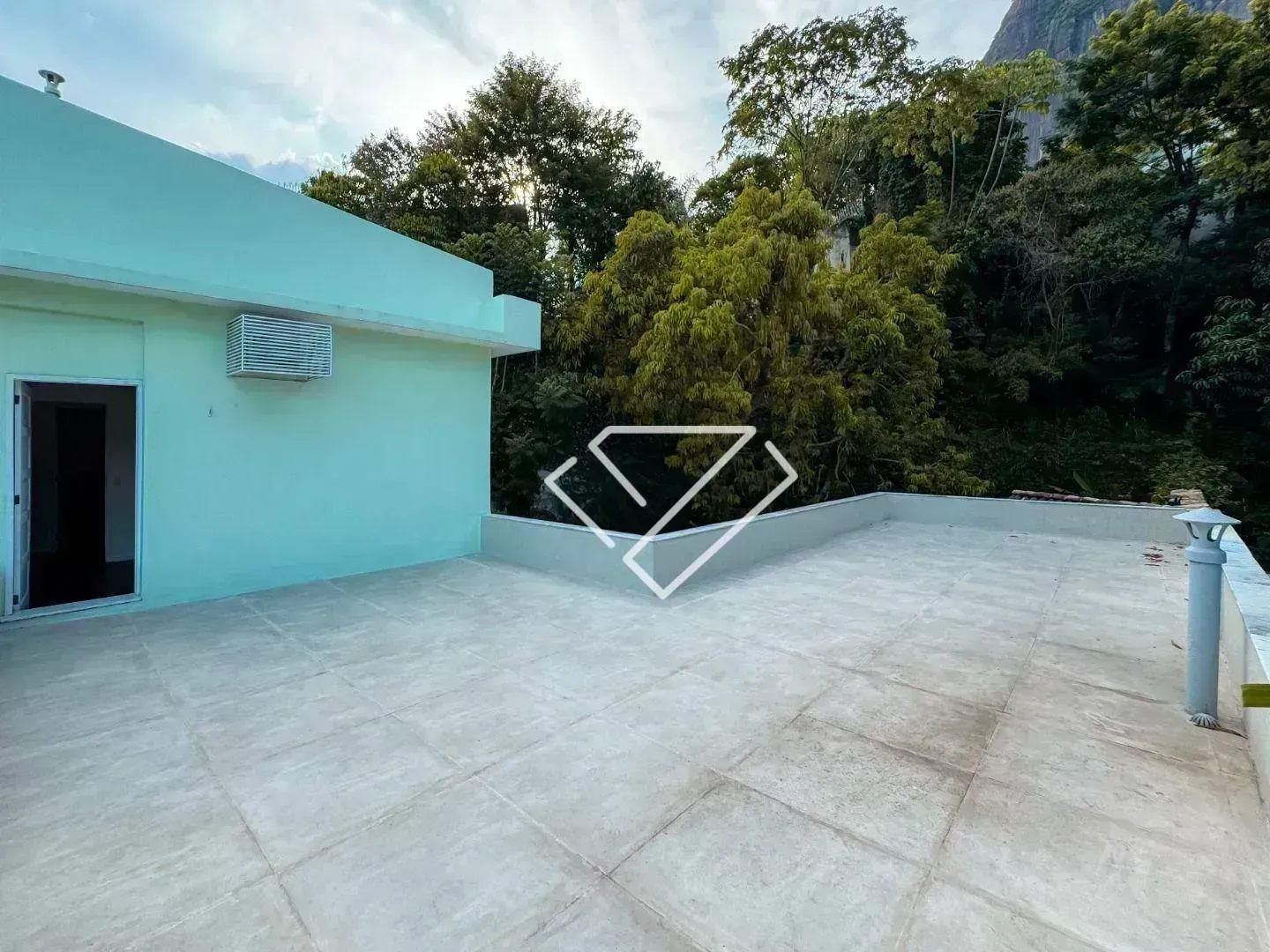 House with 3 bedrooms and 4 bathrooms on 600 m² — photo 35
