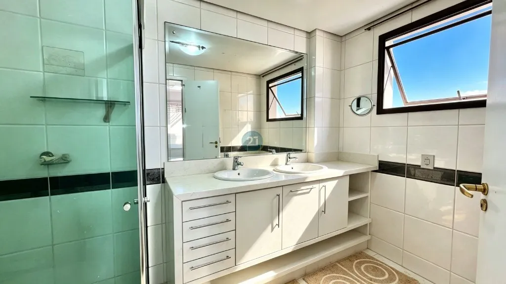 Квартира 254 м² с 3 спальнями-сьютами и прачечной — photo 18