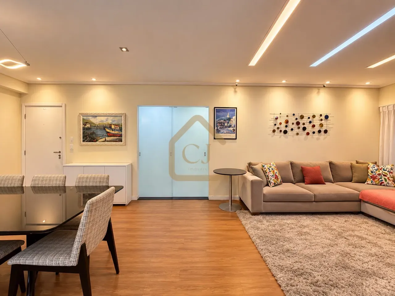 4-bedroom apartment in a building with a heated pool — photo 3