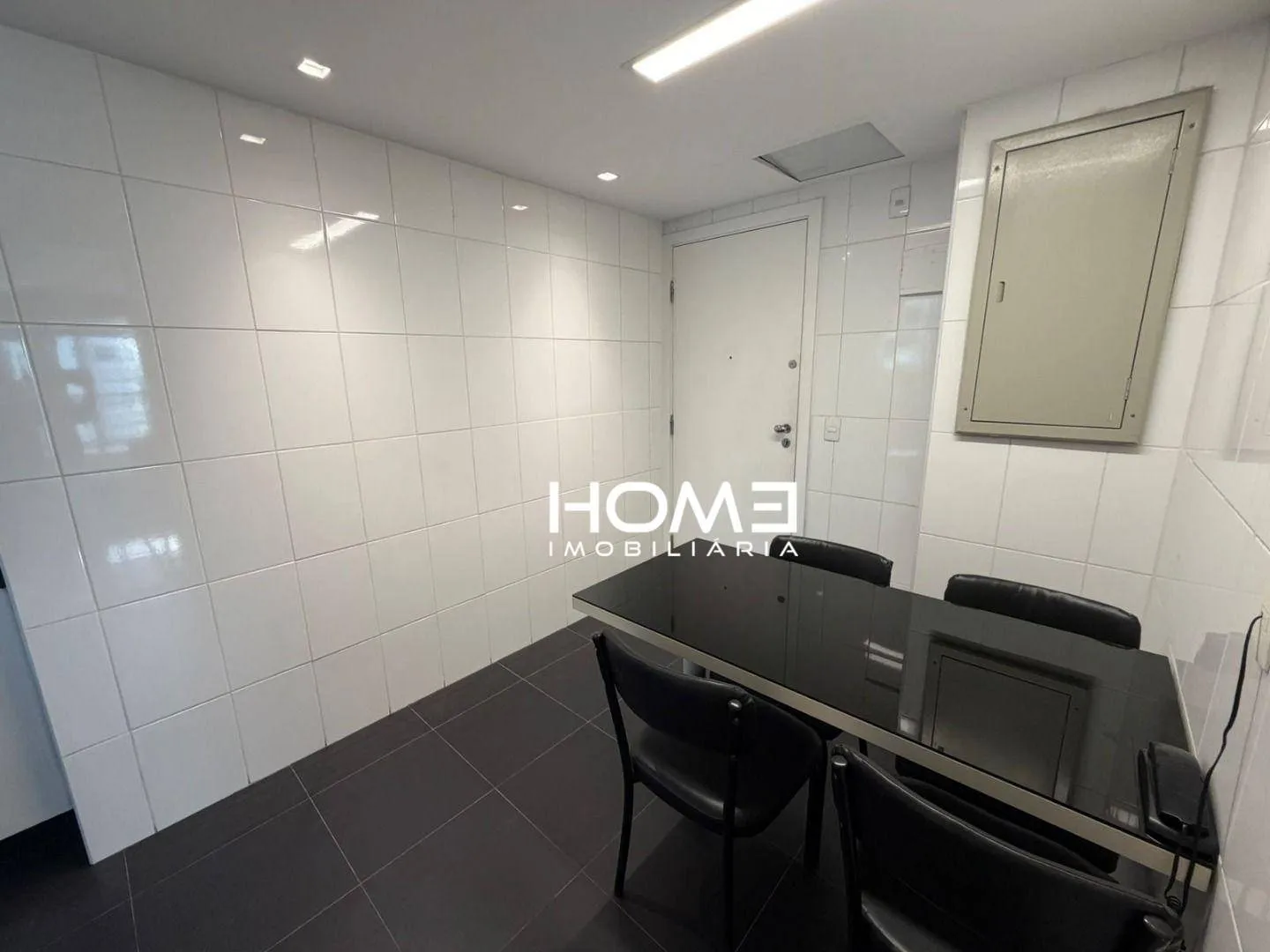 Furnished apartment, 365 m², with floor-to-ceiling windows — photo 53