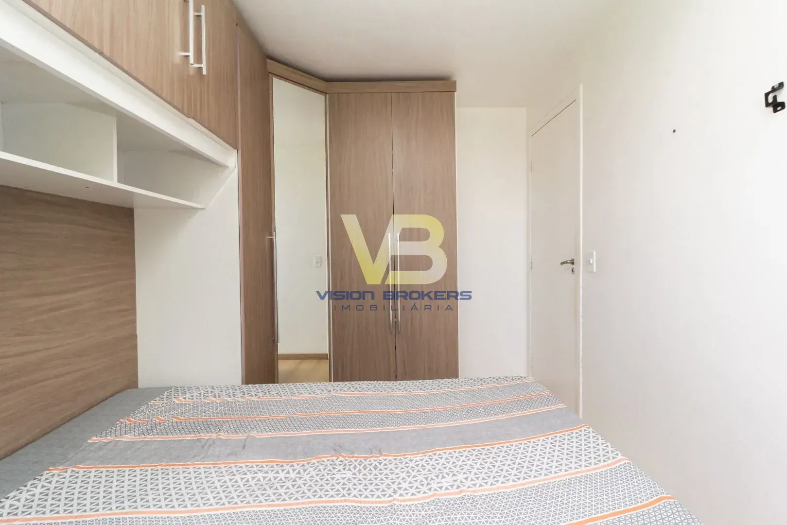 2-bedroom apartment with wood or laminate floors in Curitiba — photo 8