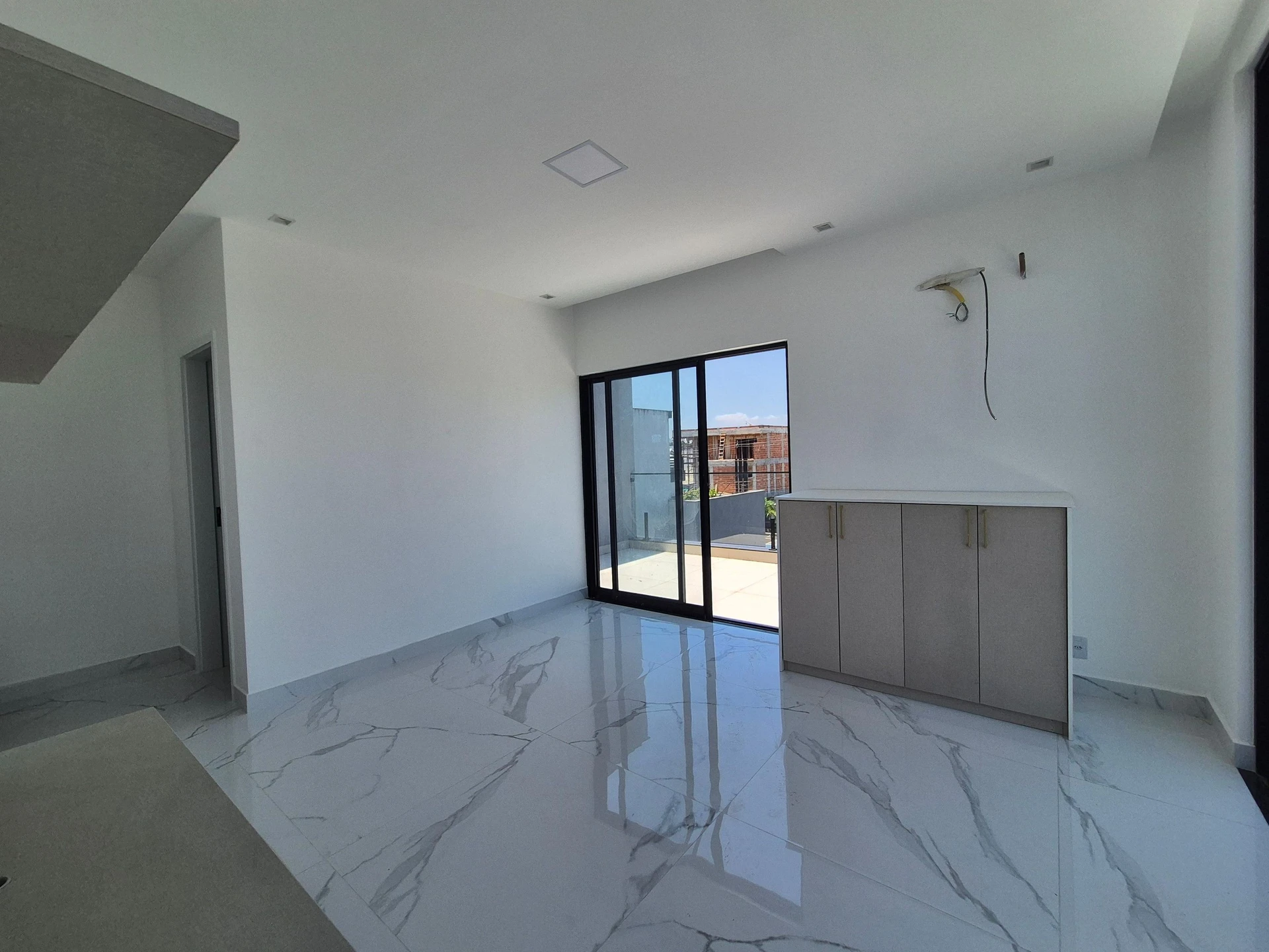 Ventanales de piso a techo y 5 dormitorios: casa de 403 m² — photo 30