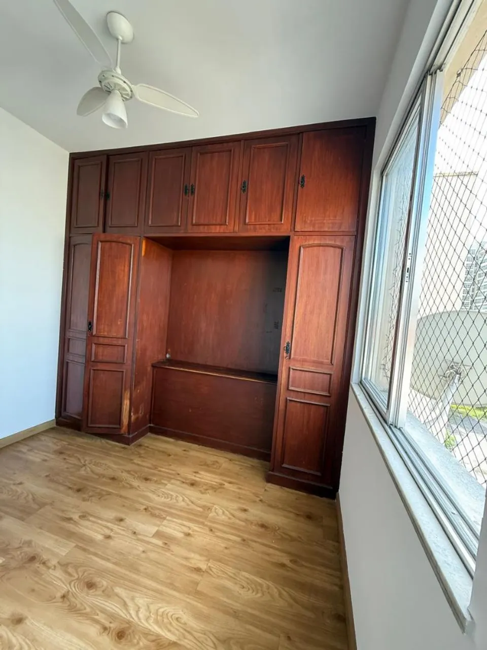 Wood or laminate floors in a 3-bedroom apartment, 115 m² — photo 3