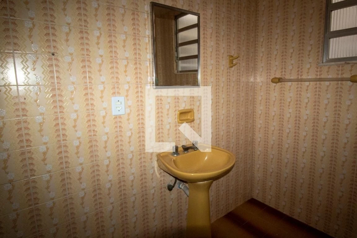 Unfurnished 2-bedroom apartment with a glass shower — photo 19