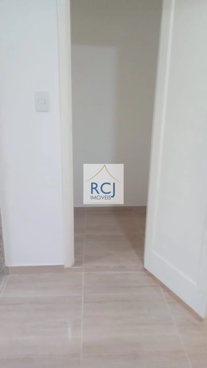 One-bedroom apartment in a building with a pool — photo 6