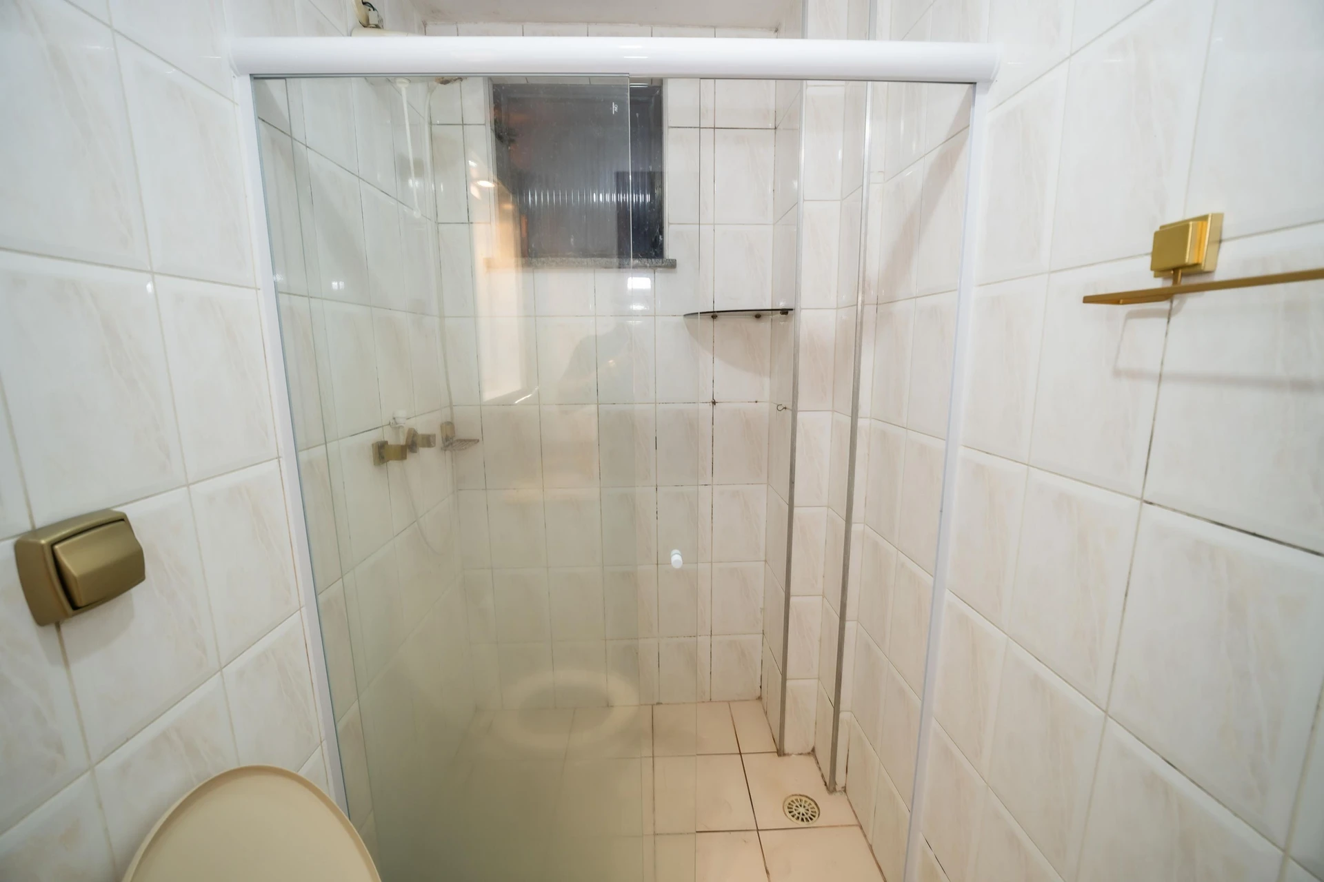 Glass-enclosed balcony in a 4-bedroom apartment, 110 m² — photo 54