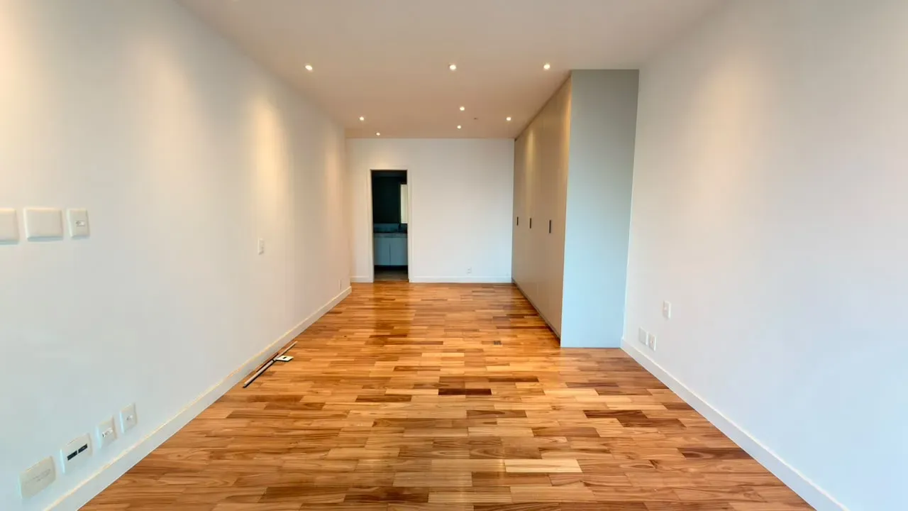 575 m² apartment with 5 en-suite bedrooms and glass balcony — photo 43