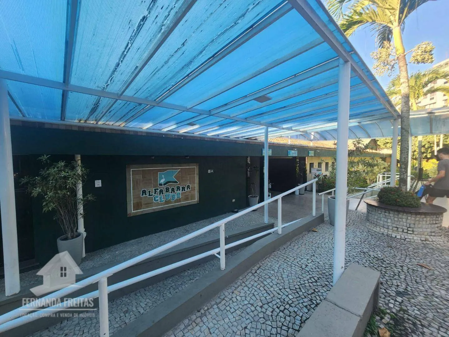 4-bedroom apartment with enclosed balcony and private garden — photo 16