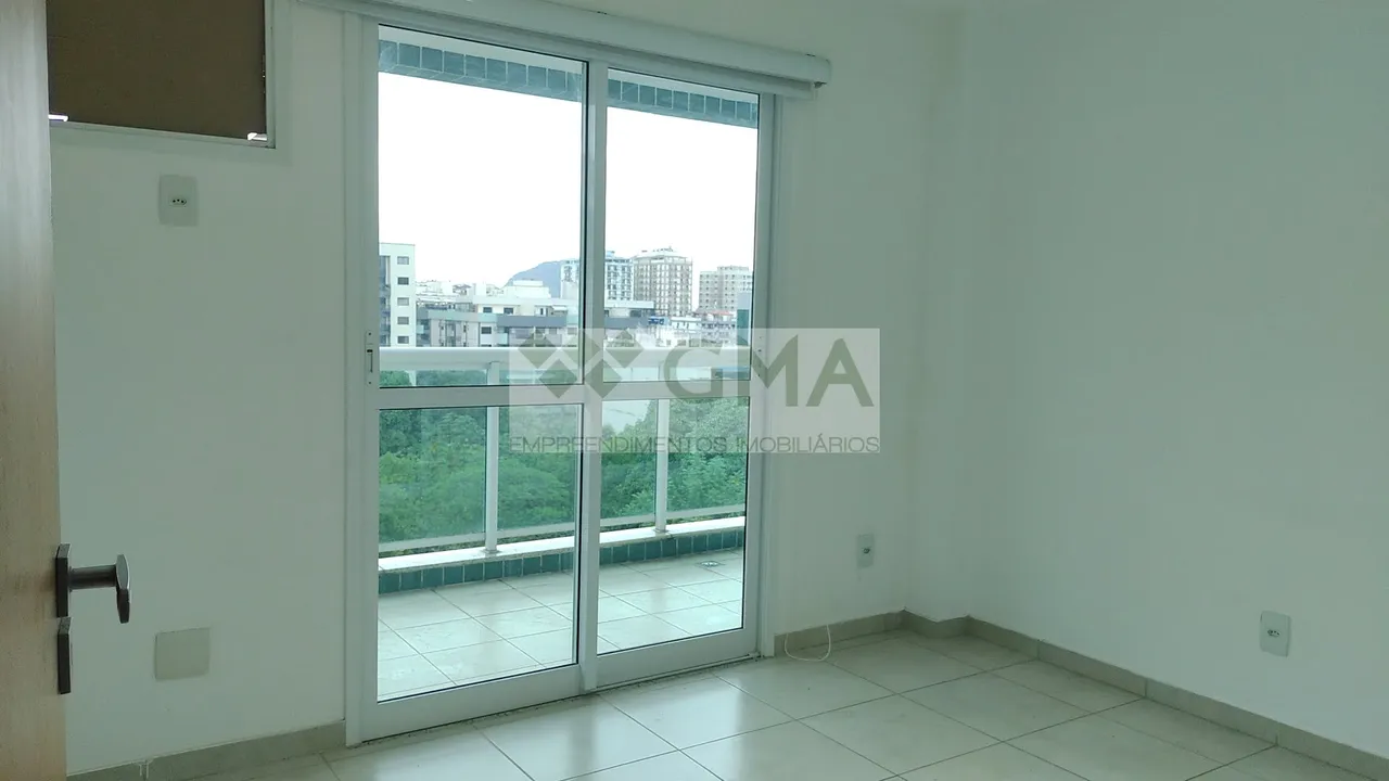 4-bedroom apartment with floor-to-ceiling windows — photo 2