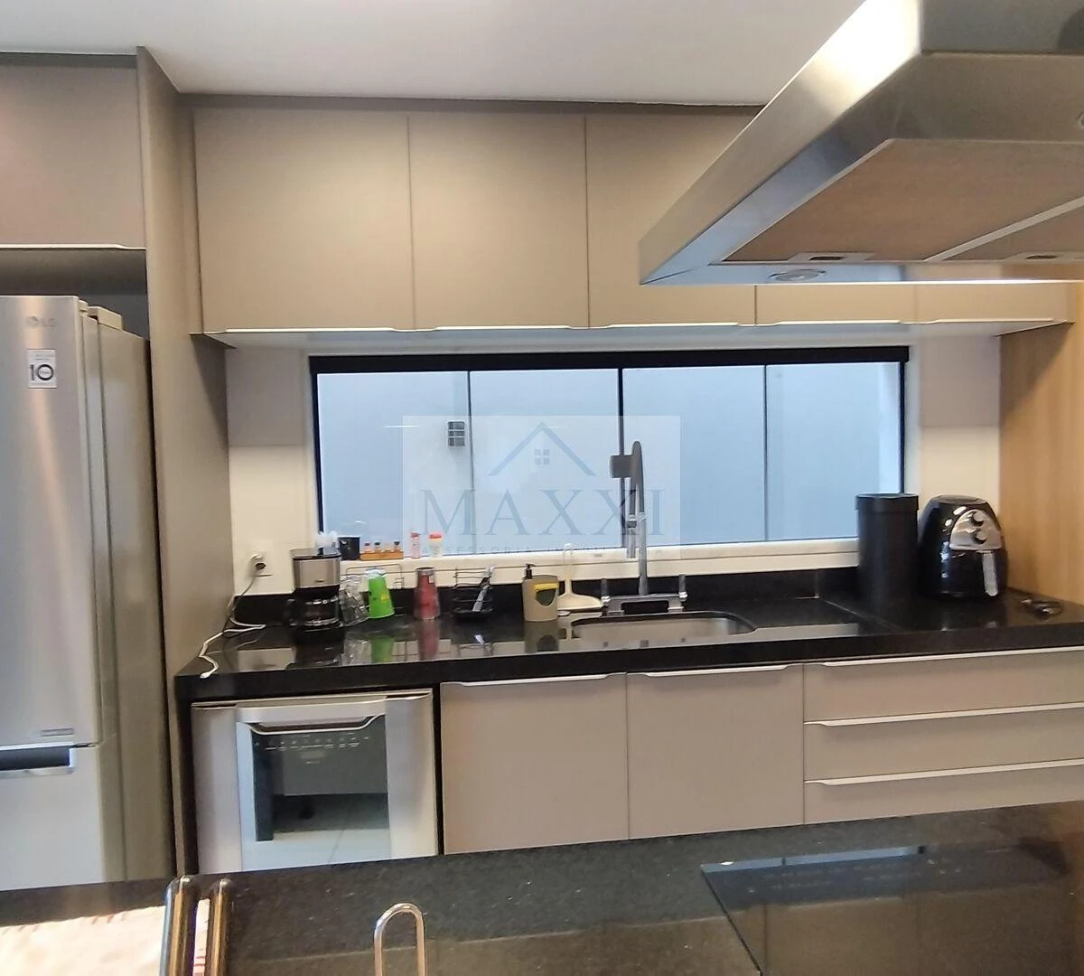 290 m² house with 3 en-suite bedrooms and glass balcony — photo 7