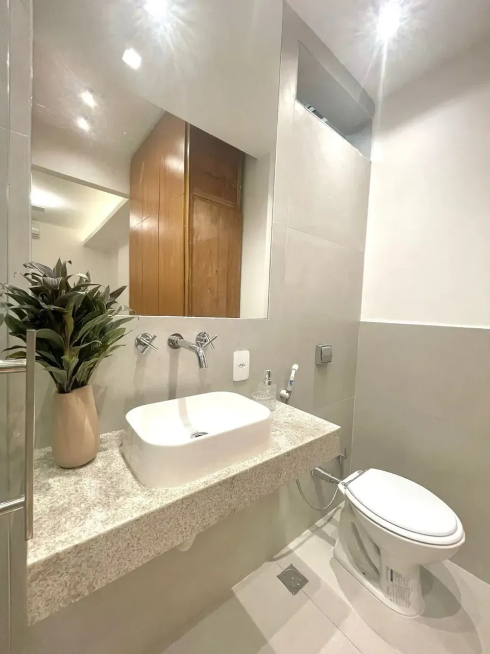 Furnished apartment with 2 bedrooms and open-plan kitchen — photo 9