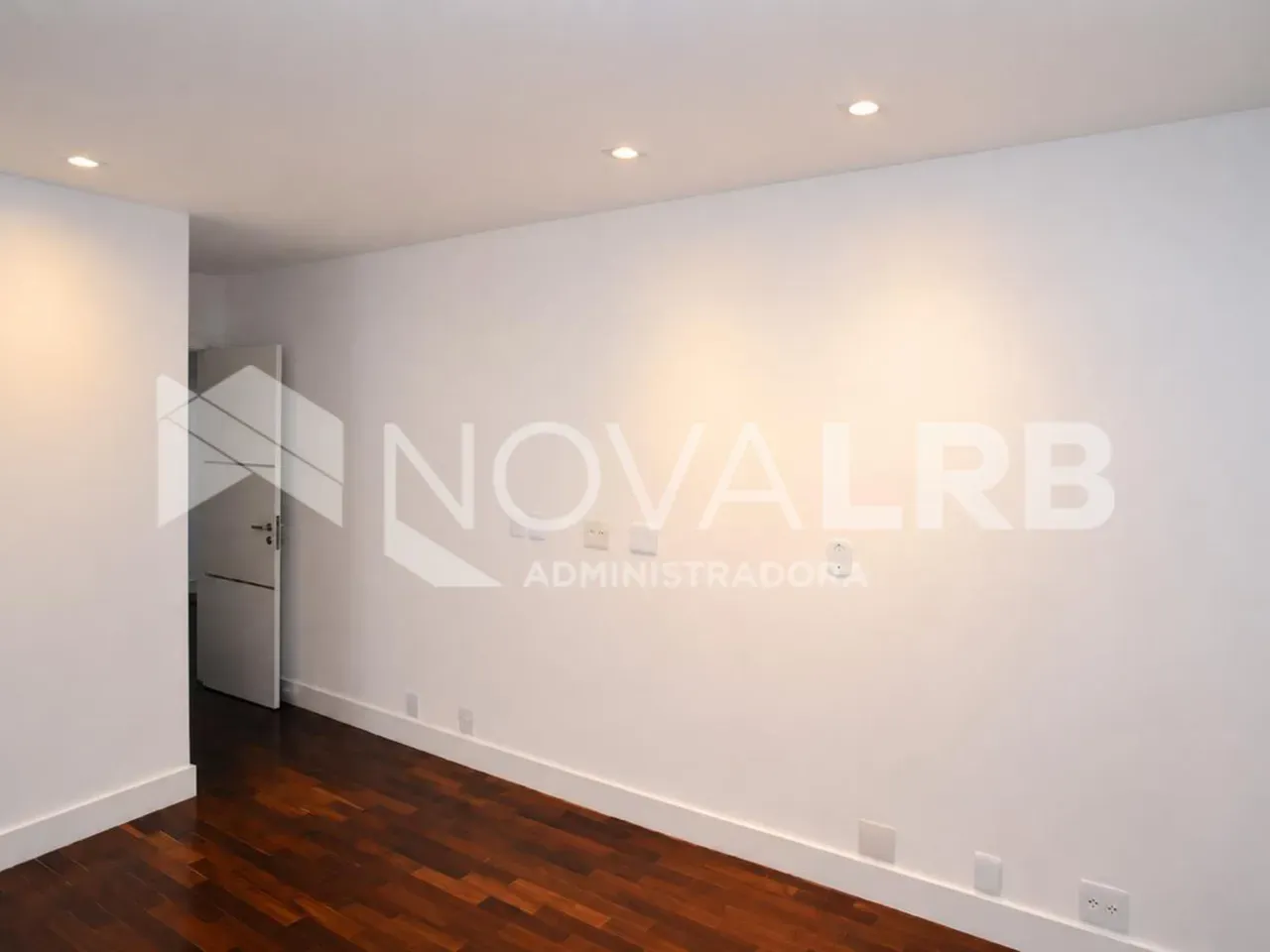 4-bedroom apartment with enclosed glass balcony — photo 32
