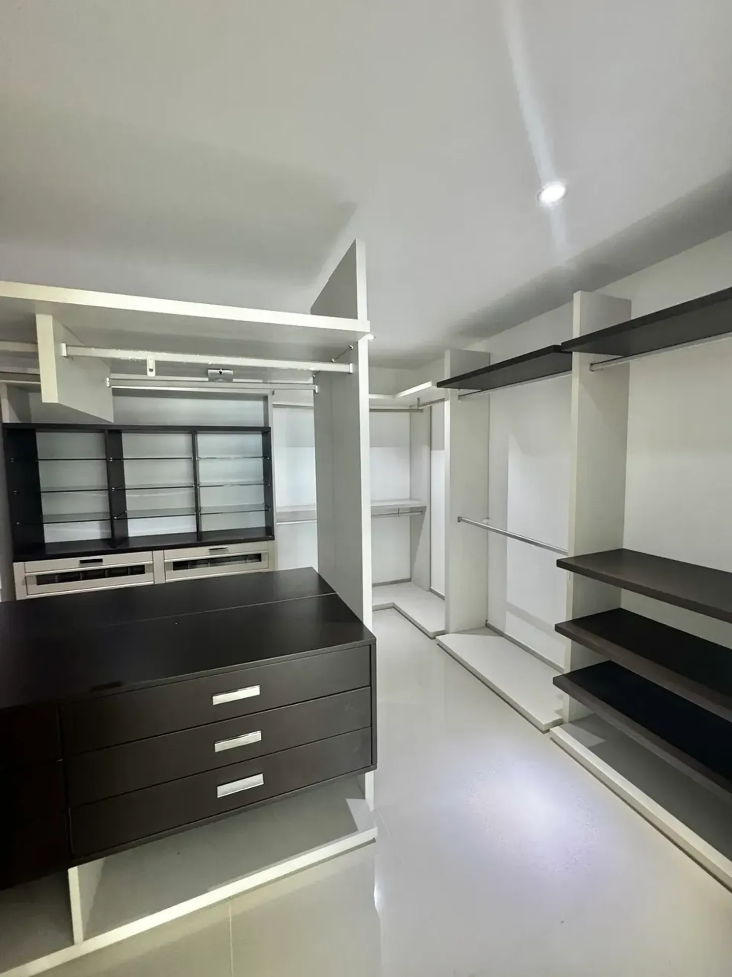 Unfurnished house with 5 bedrooms and 5 bathrooms — photo 22