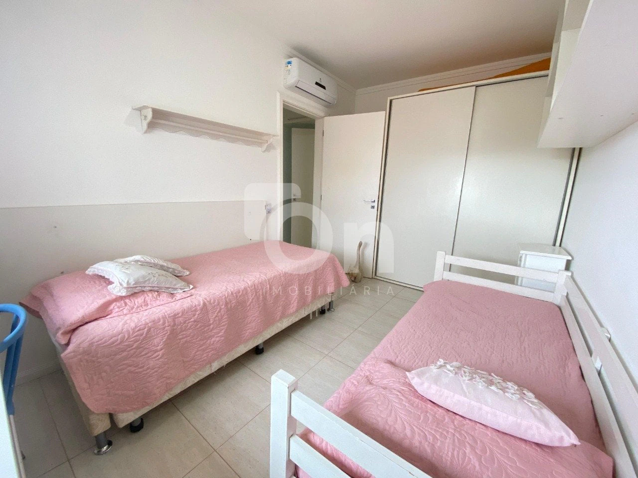 Furnished apartment, 105 m², with a glass-enclosed balcony — photo 10