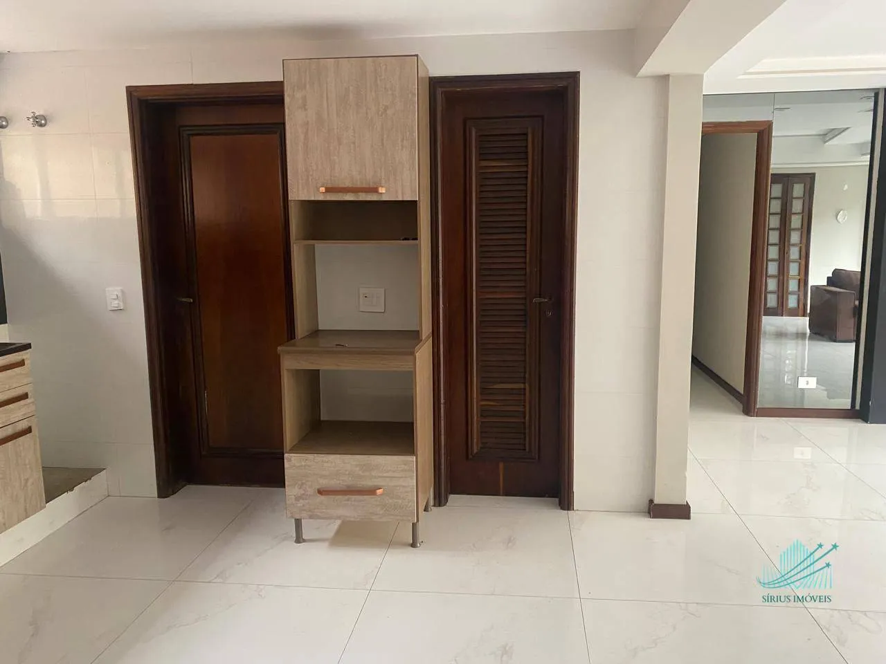 4-bedroom apartment with enclosed glass balcony — photo 4