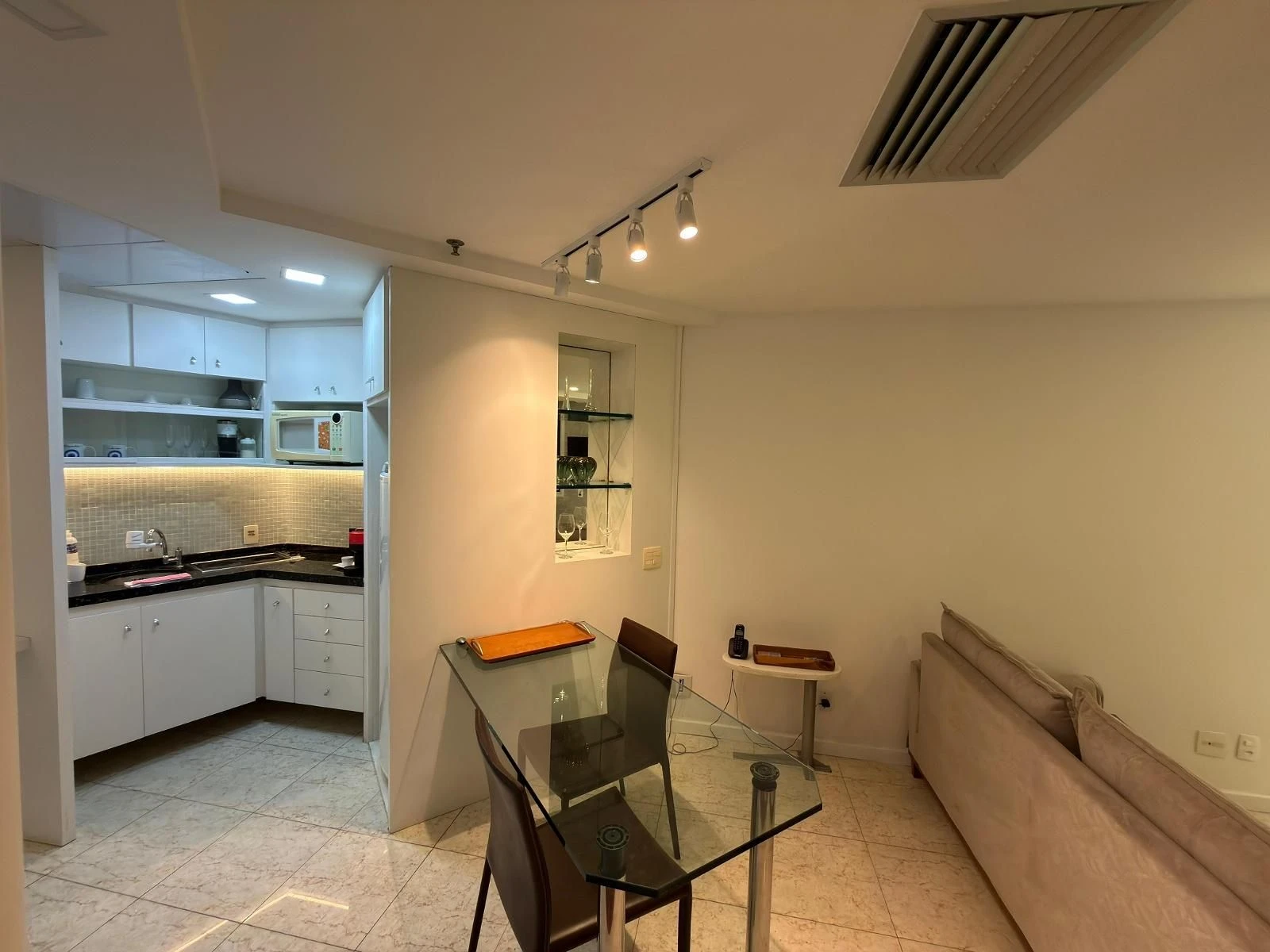 Furnished 1-bedroom apartment with balcony and parking — photo 15
