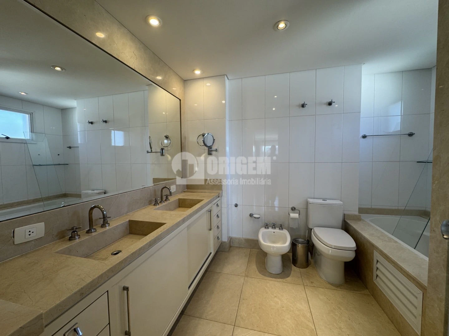 2-bedroom apartment with a bathtub in Curitiba — photo 11