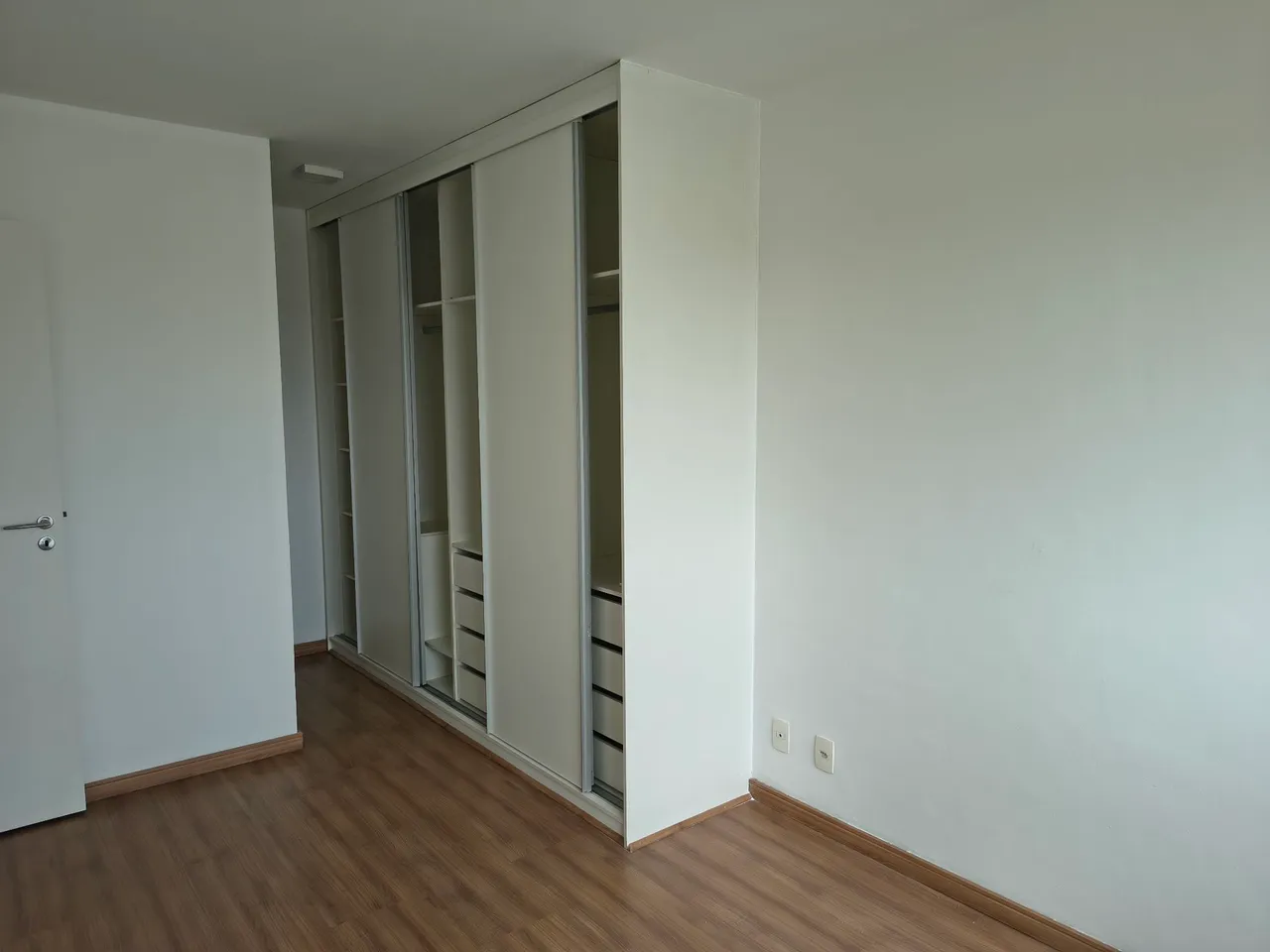 2-bedroom apartment in a building with a gym — photo 4