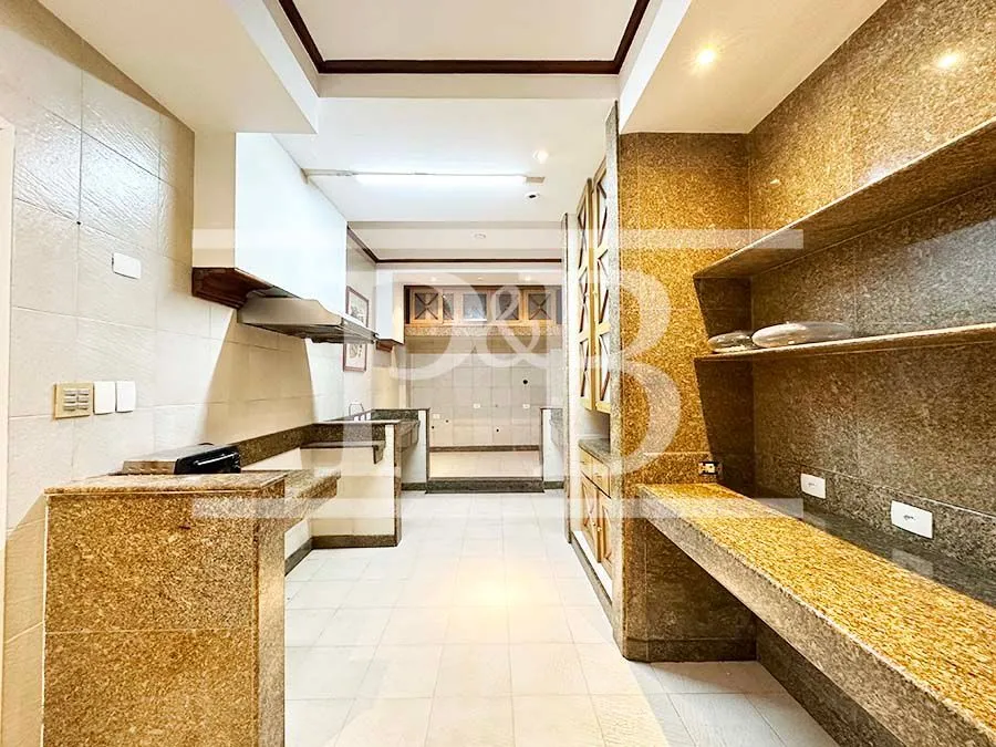 3-bedroom apartment with enclosed glass balcony — photo 31