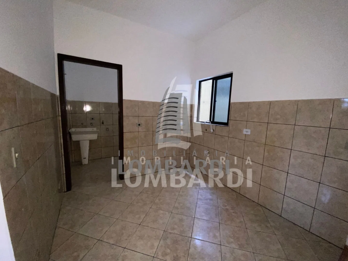 Квартира з 2 спальнями та дерев'яною підлогою або ламінатом — photo 3